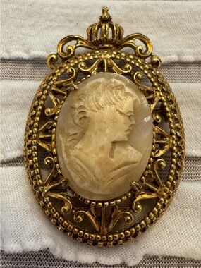 Vintage Signed FLORENZA Crown Cameo Brooch Pendant Gold Tone Ornate Filigree